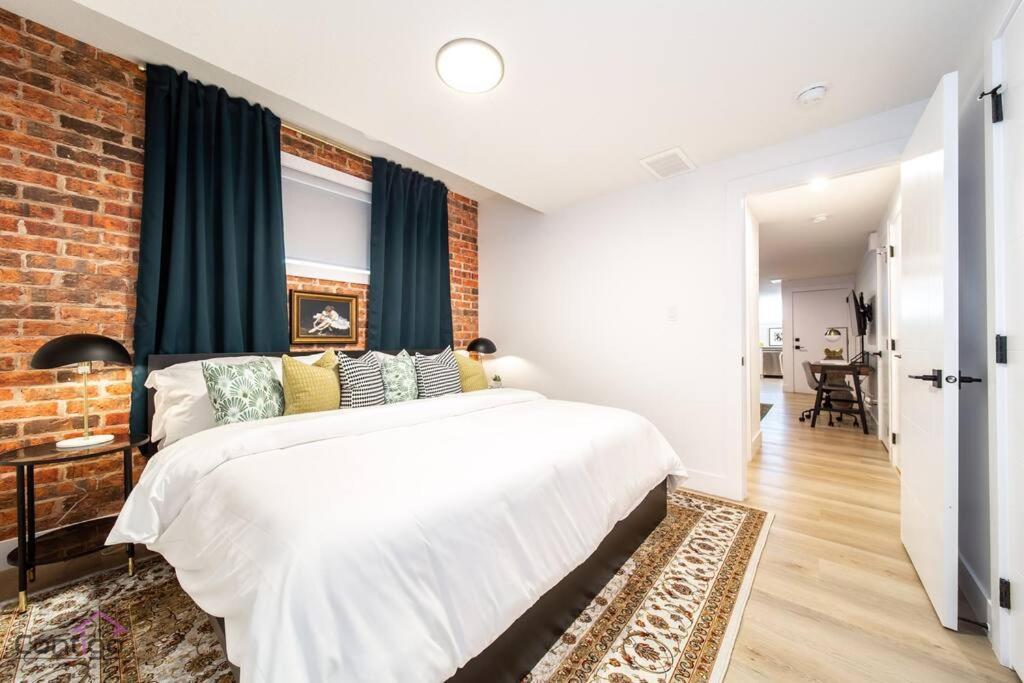 Apartment Luxe New York Style Bsmt Suite, Near Dt & Wem, King Bed, Wifi *