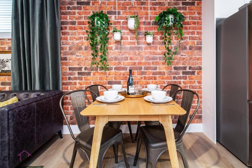 Apartment Luxe New York Style Bsmt Suite, Near Dt & Wem, King Bed, Wifi