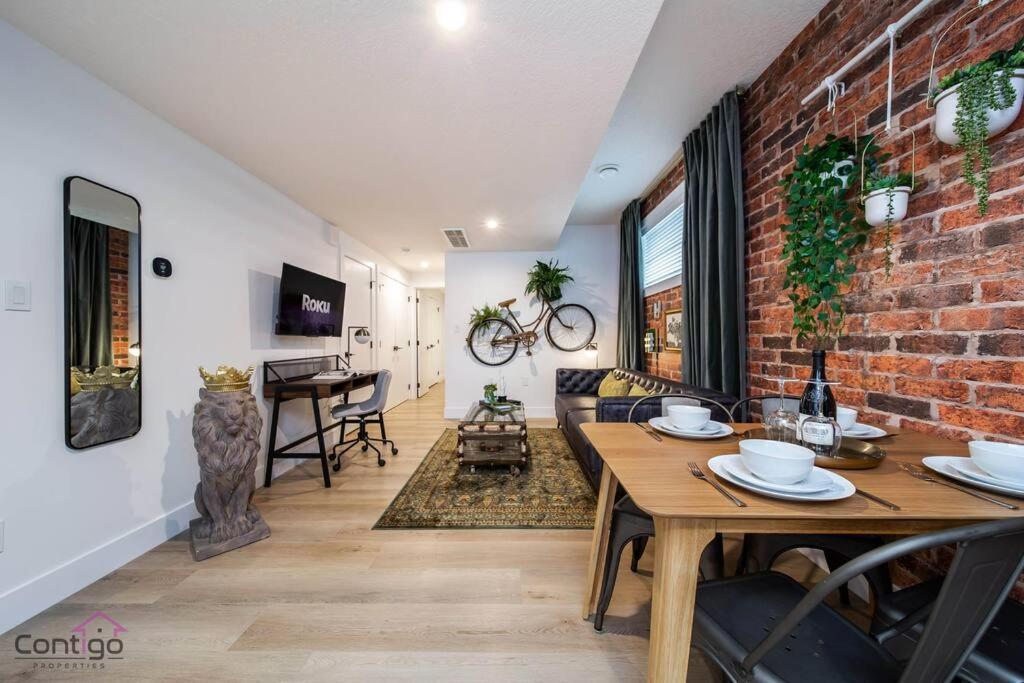 Luxe New York Style Bsmt Suite, Near Dt & Wem, King Bed, Wifi Apartment *