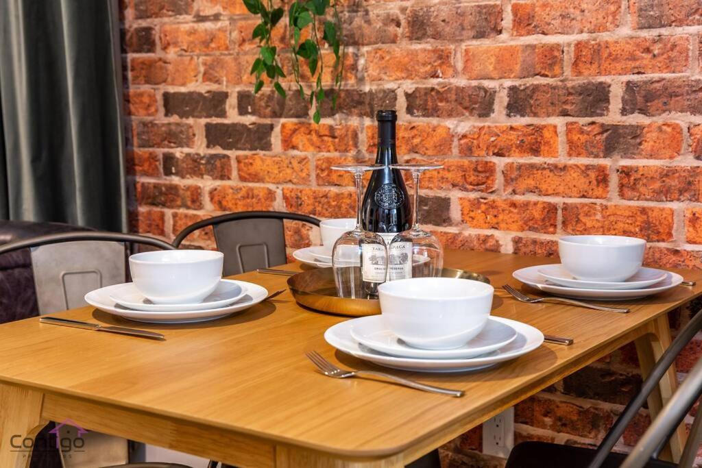 Luxe New York Style Bsmt Suite, Near Dt & Wem, King Bed, Wifi Apartment *