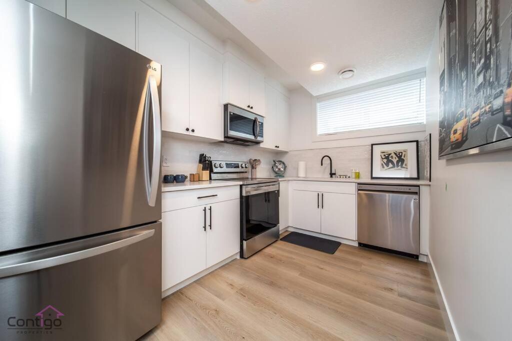 Apartment Luxe New York Style Bsmt Suite, Near Dt & Wem, King Bed, Wifi *