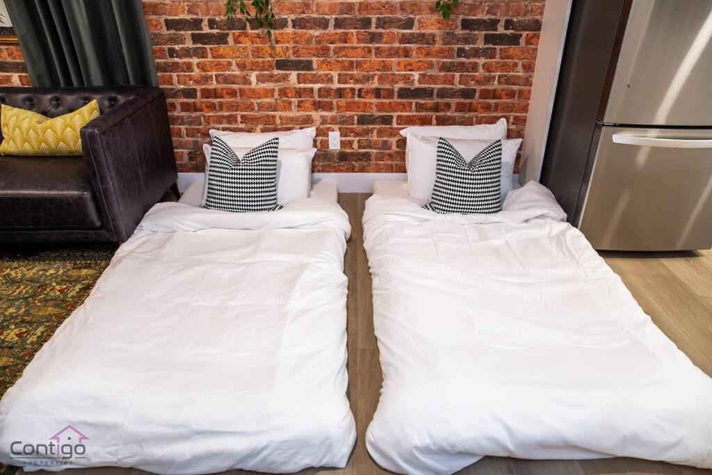 Luxe New York Style Bsmt Suite, Near Dt & Wem, King Bed, Wifi *