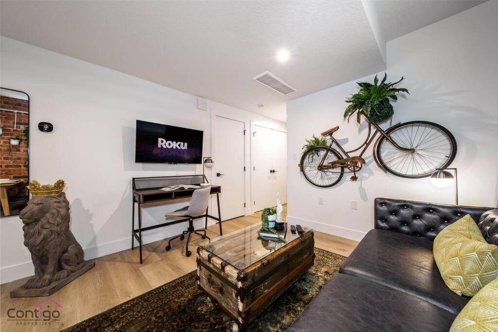 Luxe New York Style Bsmt Suite, Near Dt & Wem, King Bed, Wifi *