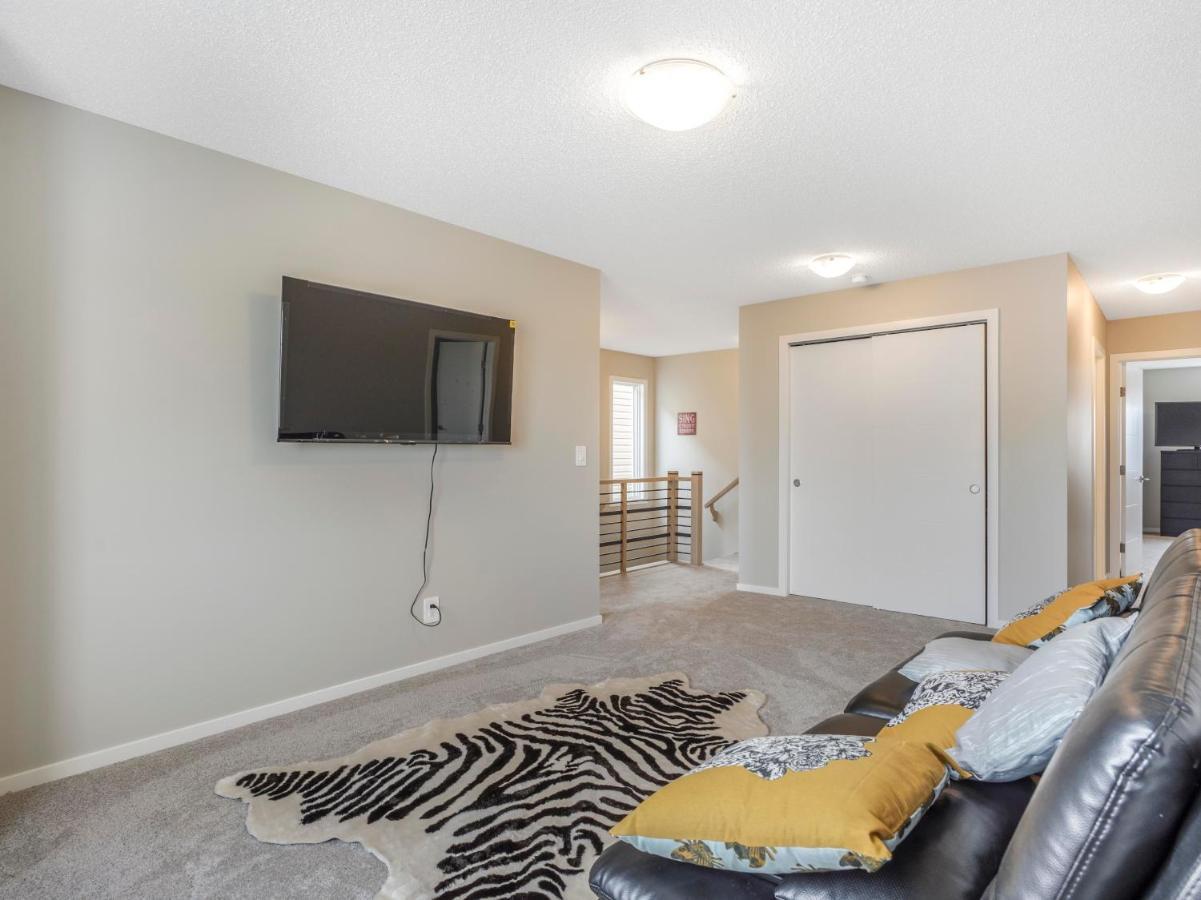 A Cozy 3 Bedroom New House With 2 Living Apartment Edmonton
