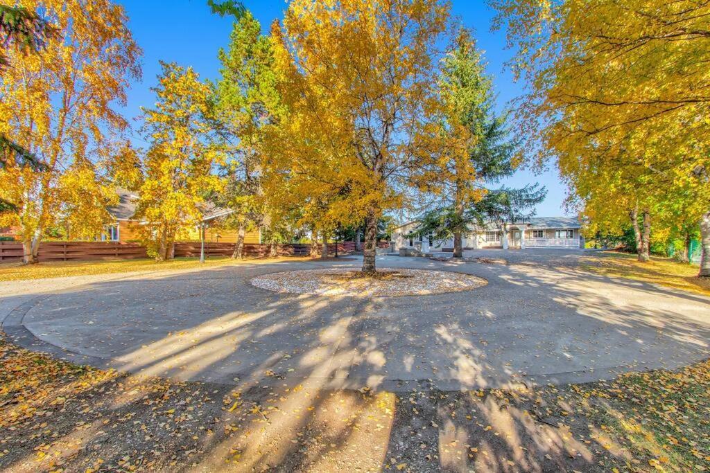 Stunning River View Home, King Bed, Golf, Firepit Apartment Edmonton