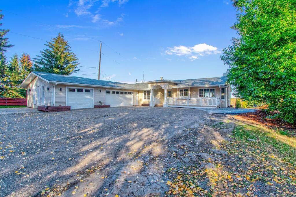 Stunning River View Home, King Bed, Golf, Firepit Apartment Edmonton