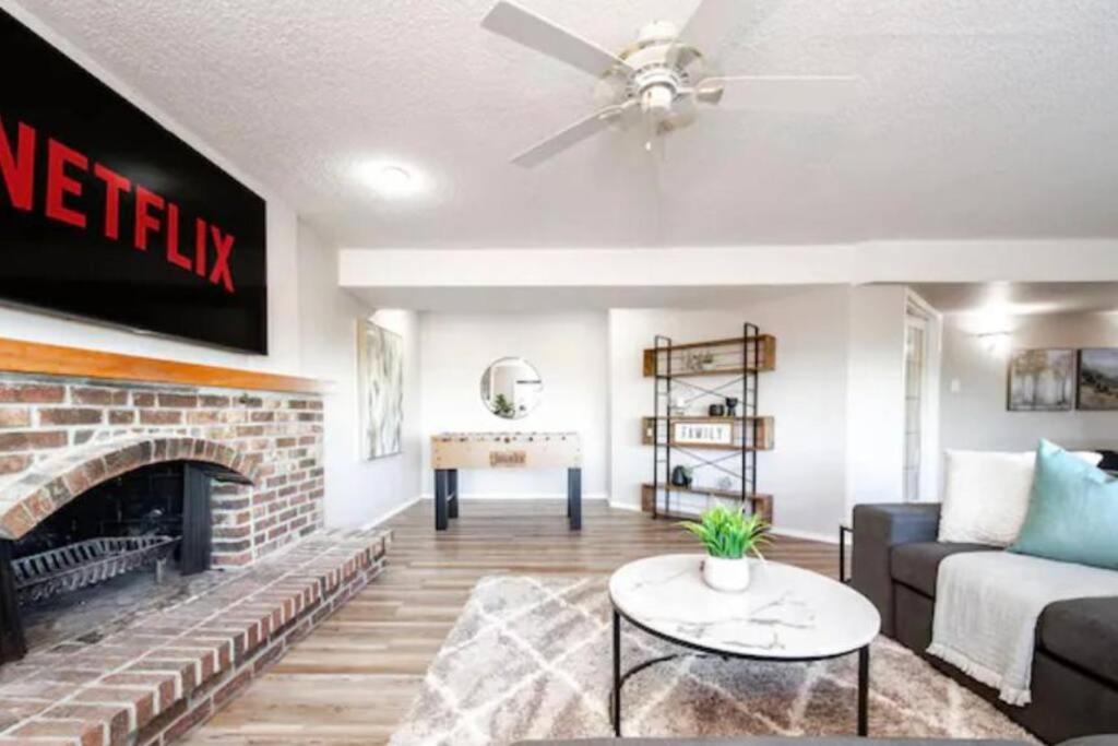 Stunning River View Home, King Bed, Golf, Firepit Apartment Edmonton
