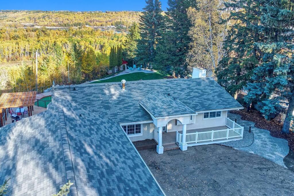 Stunning River View Home, King Bed, Golf, Firepit * Edmonton