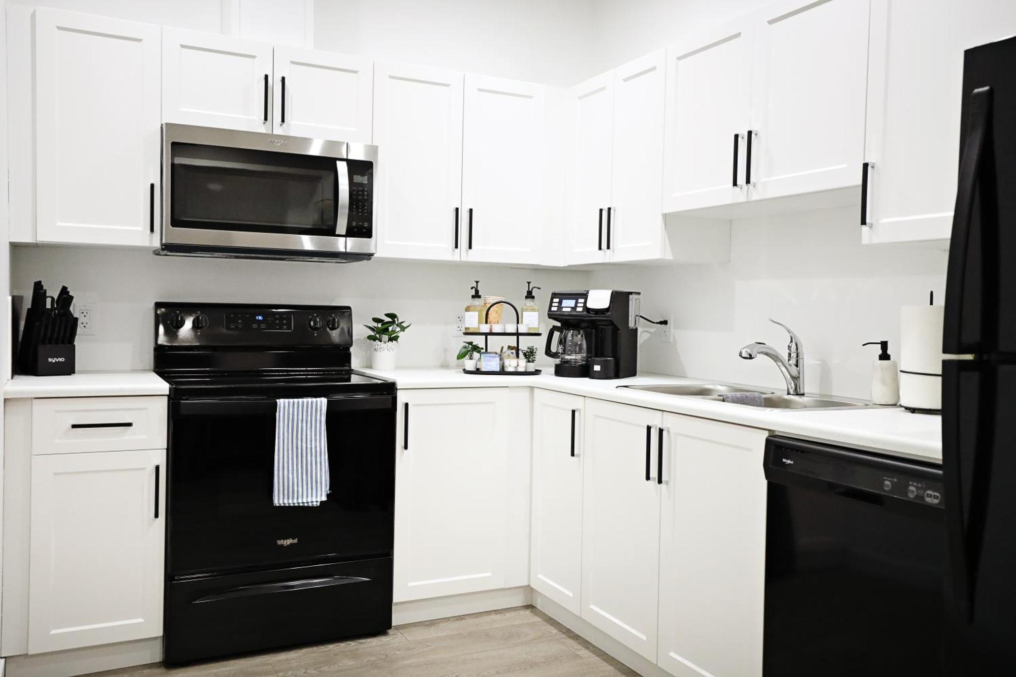 Stylish Retreat With King Bed, Long Stays, Wem, Disney+ * Edmonton