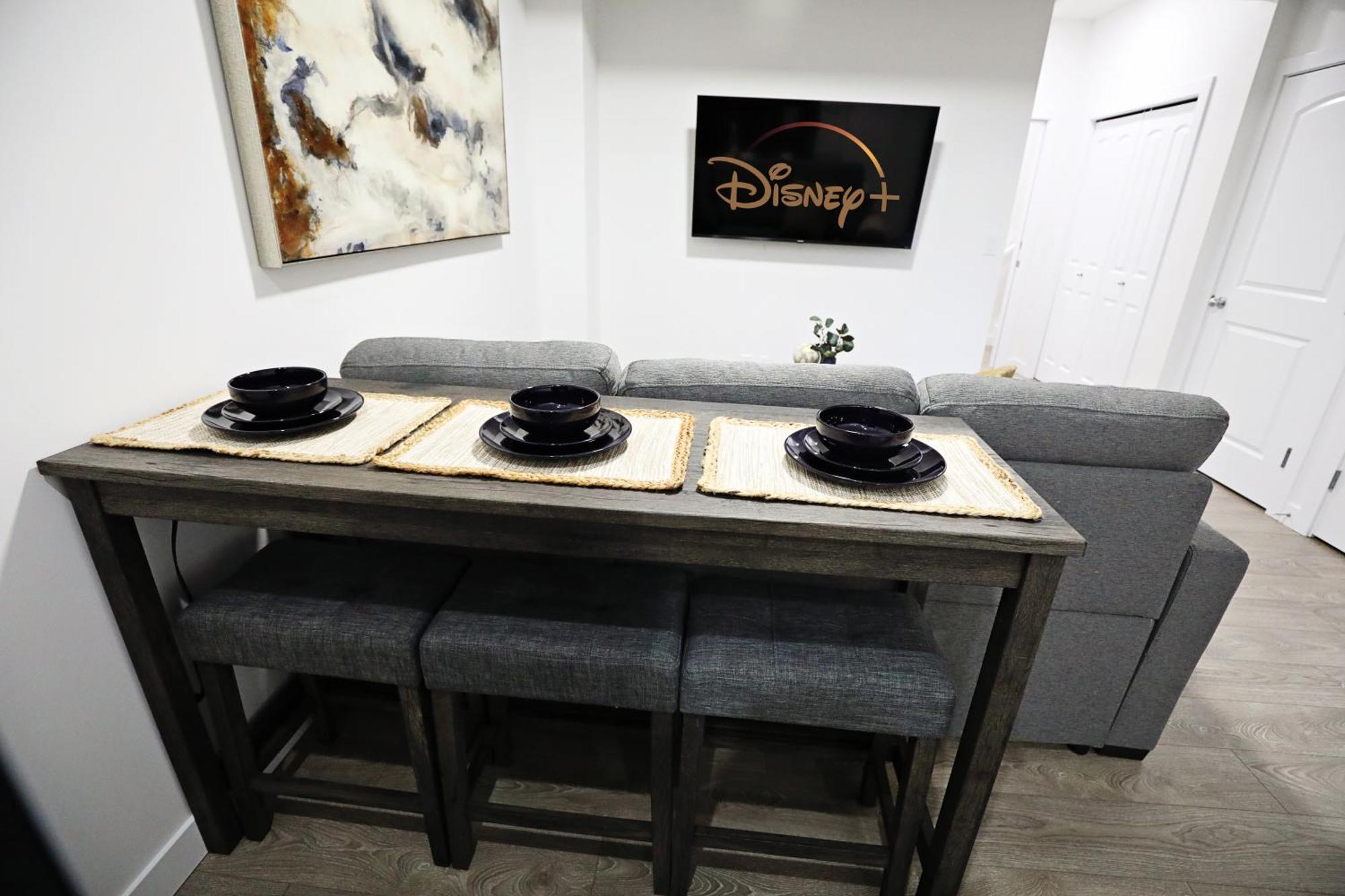 Stylish Retreat With King Bed, Long Stays, Wem, Disney+ Holiday home Edmonton