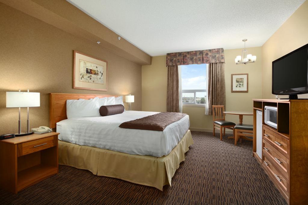 Days & By Wyndham West