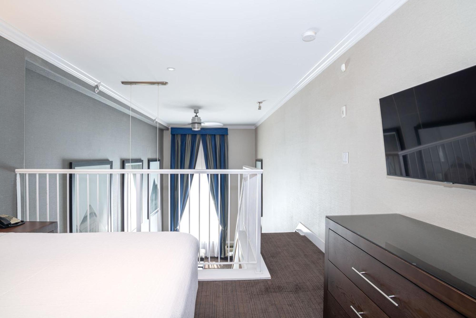 Hotel Sandman Signature South 4*