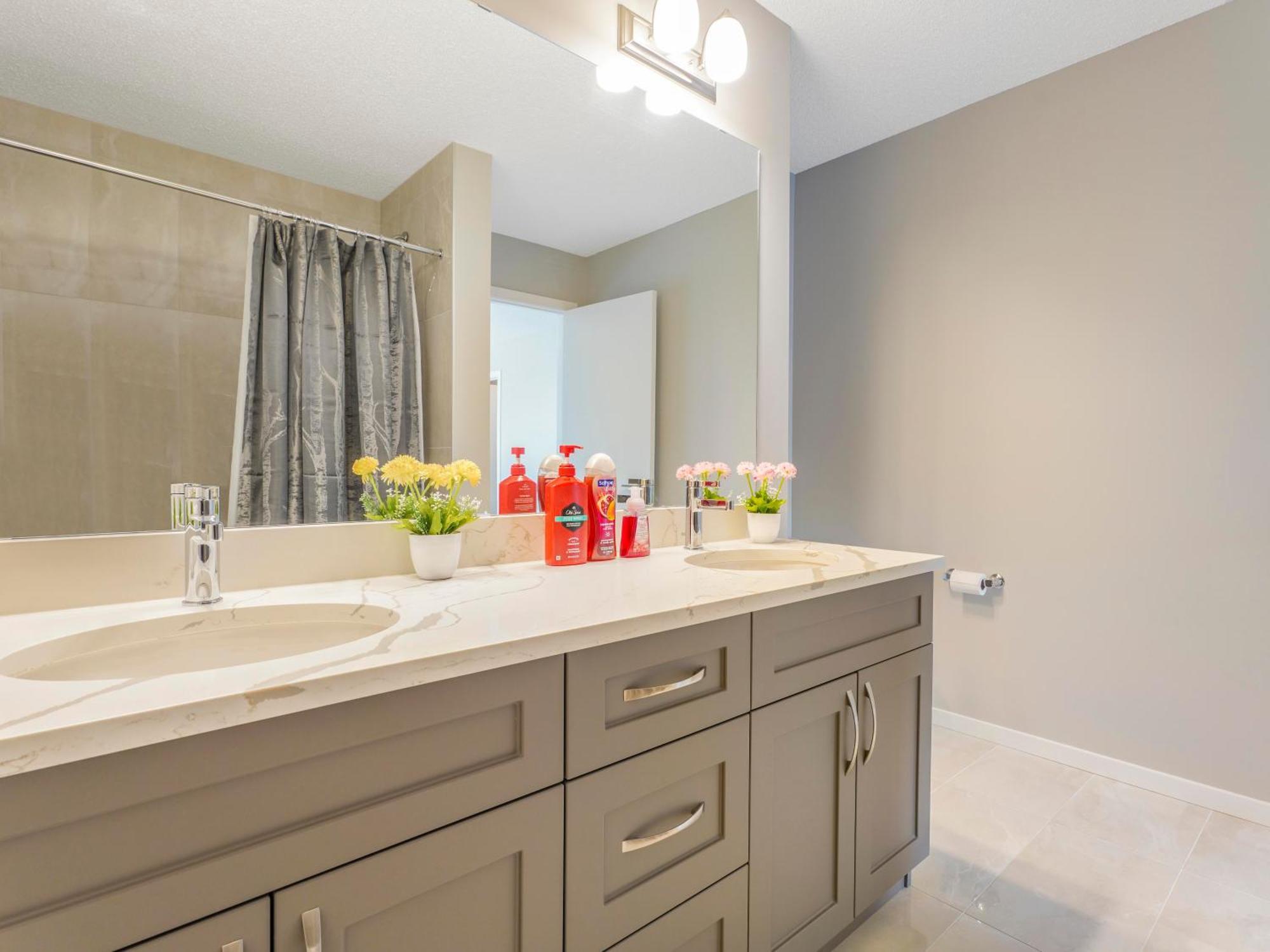 A Cozy 3 Bedroom New House With 2 Living * Edmonton