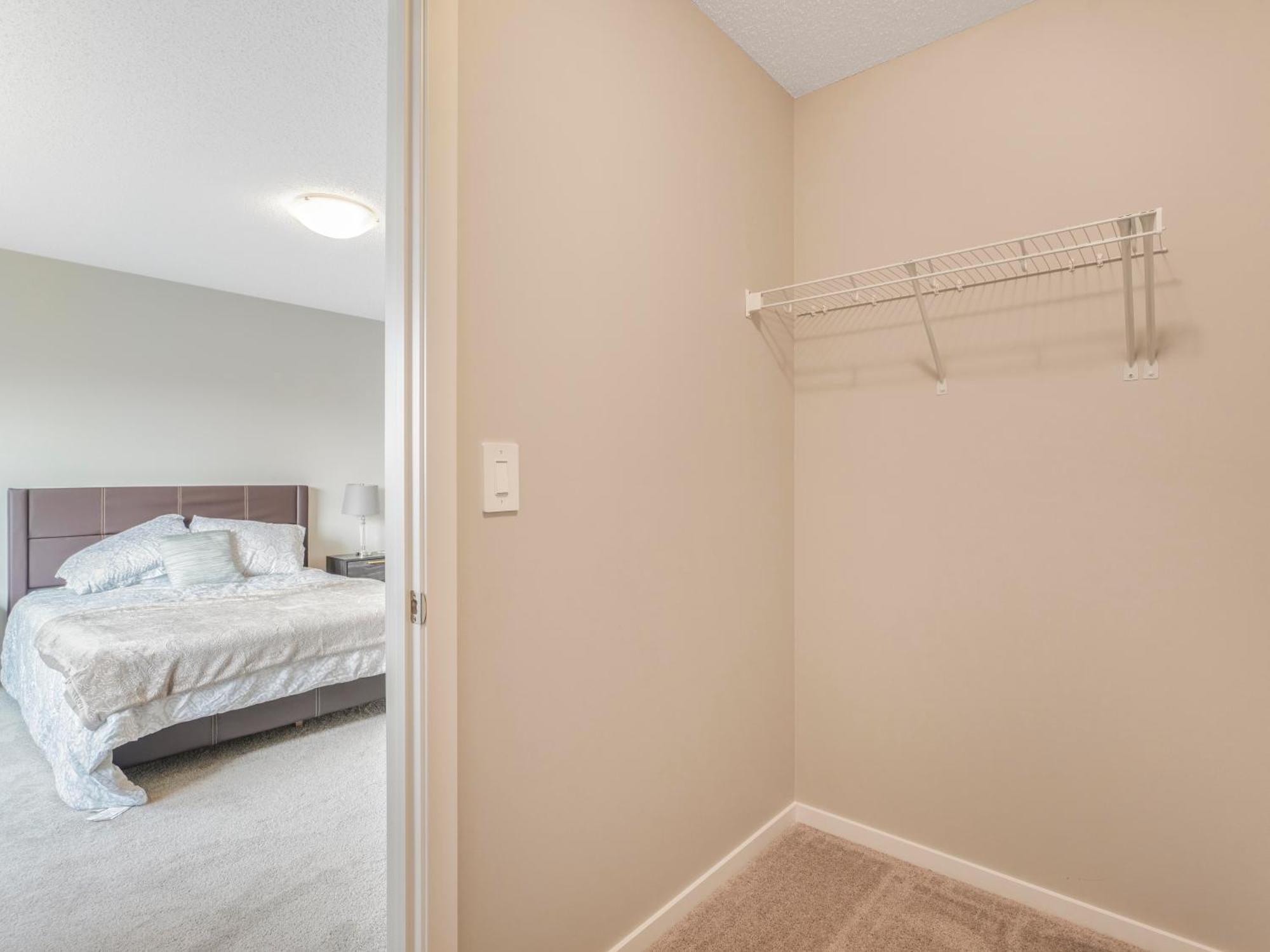 A Cozy 3 Bedroom New House With 2 Living * Edmonton