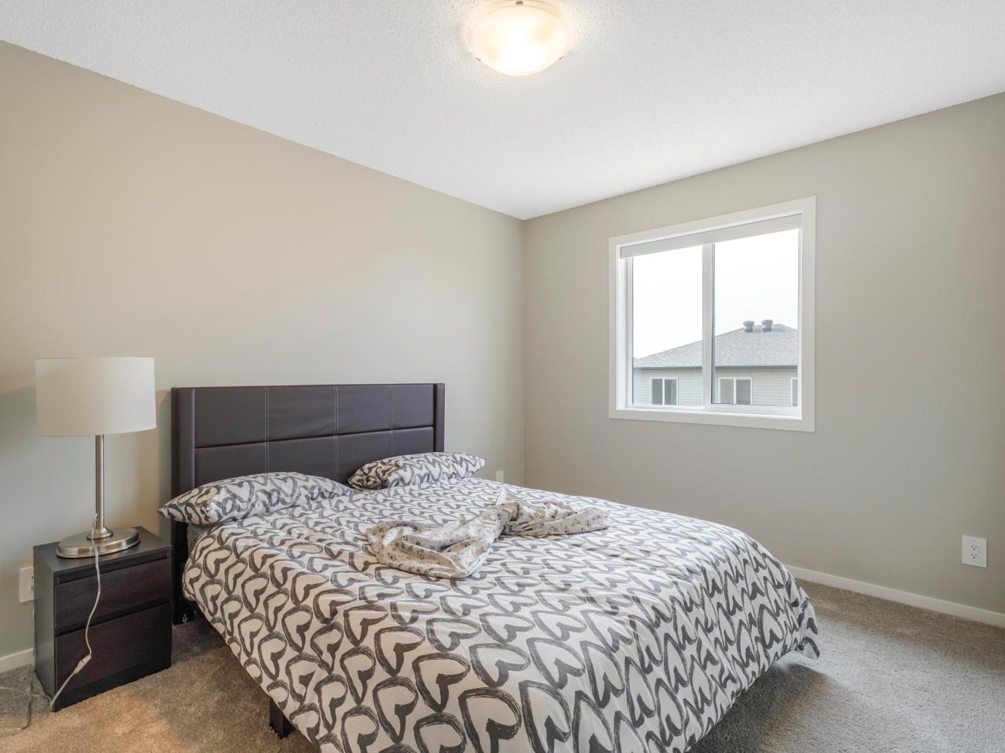 A Cozy 3 Bedroom New House With 2 Living Edmonton