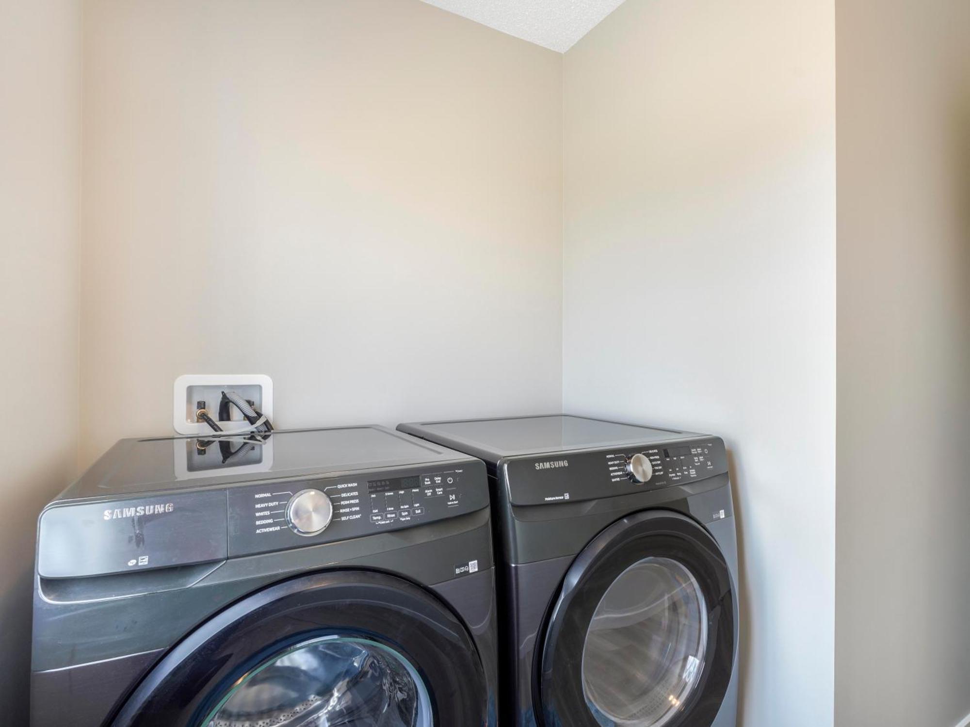 A Cozy 3 Bedroom New House With 2 Living Apartment Edmonton