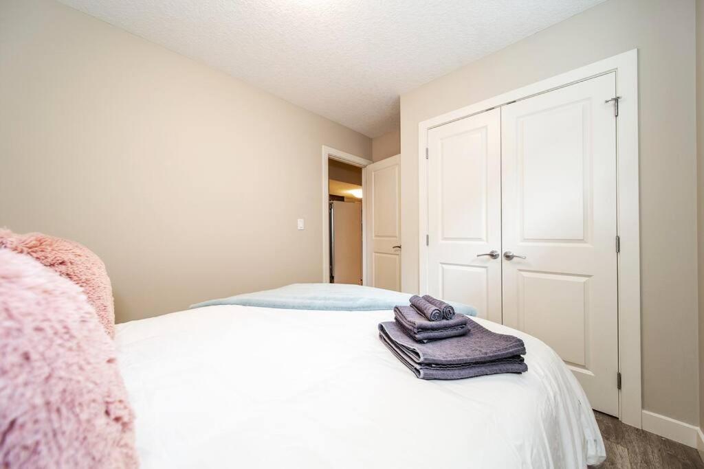 Bright Modern - Netflix - Wifi - Long Apartment Edmonton