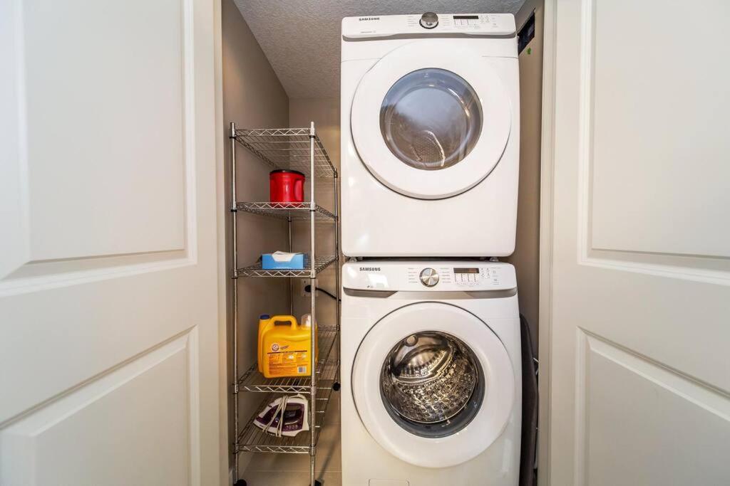 Bright Modern - Netflix - Wifi - Long Edmonton
