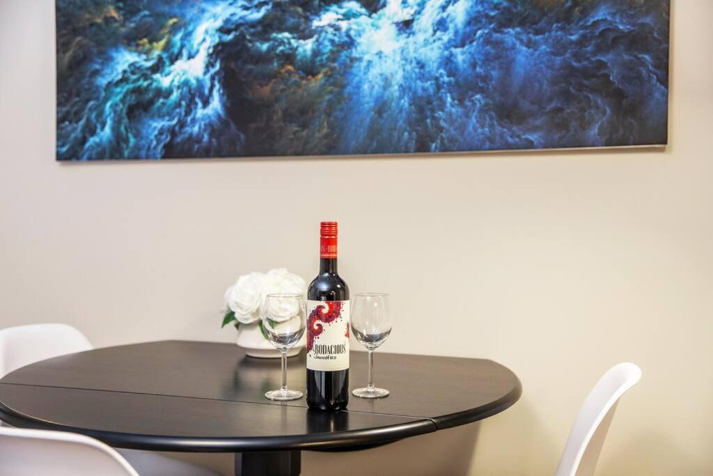 Bright Modern - Netflix - Wifi - Long Apartment *