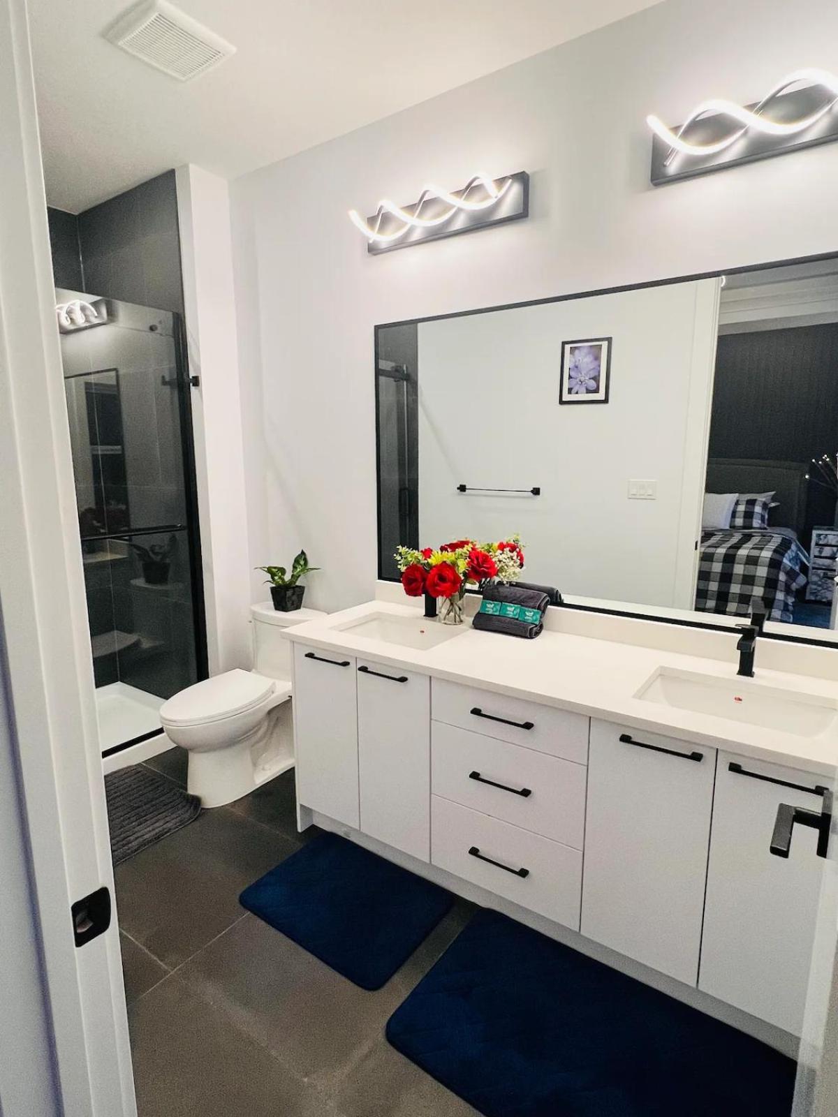 M21 Luxurious, Downtown River Valley Home, Centrally Located, Close To Everything Edmonton