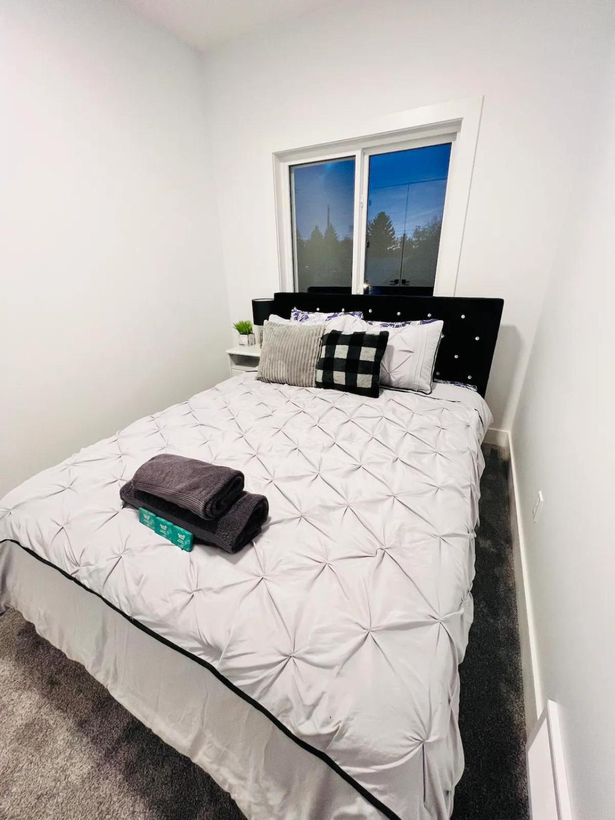 M21 Luxurious, Downtown River Valley Home, Centrally Located, Close To Everything *