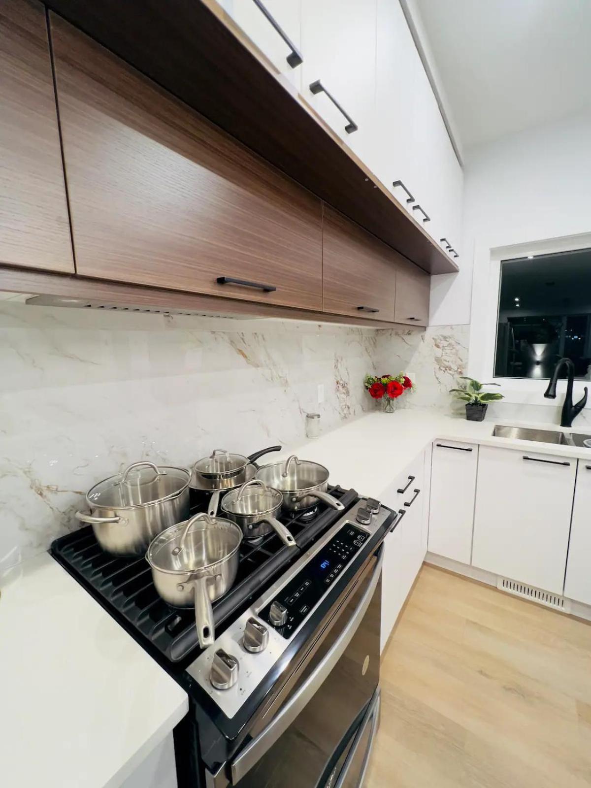 M21 Luxurious, Downtown River Valley Home, Centrally Located, Close To Everything Holiday home Edmonton