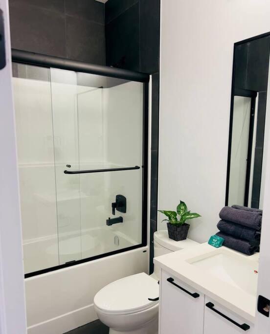 M19 Stylish Modern Downtown * Edmonton