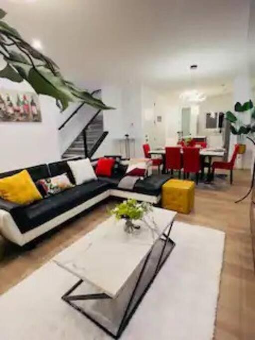 M19 Stylish Modern Downtown Holiday home *