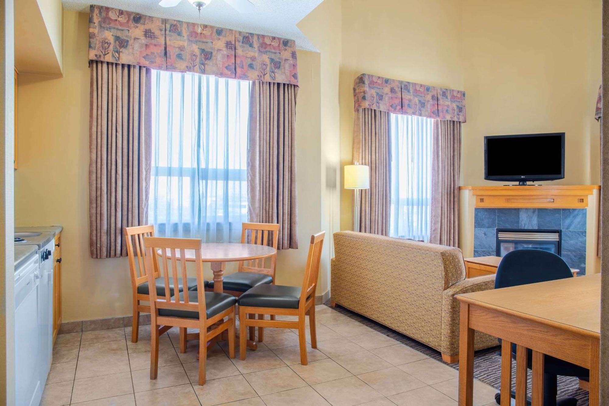 Days & By Wyndham West Hotel Edmonton