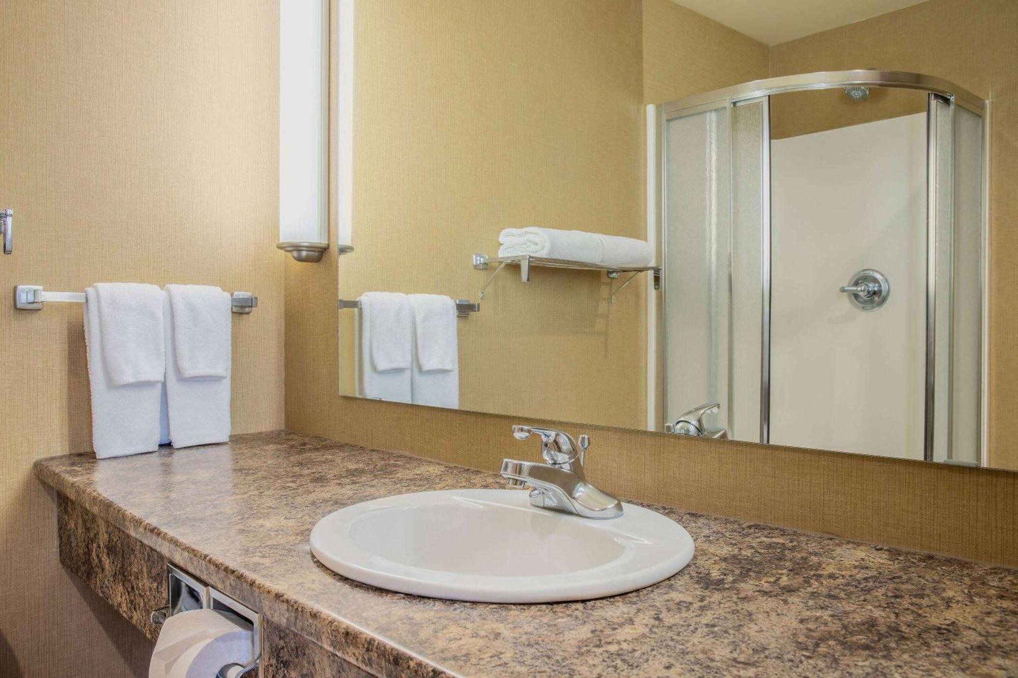 Days & By Wyndham West 3* Edmonton