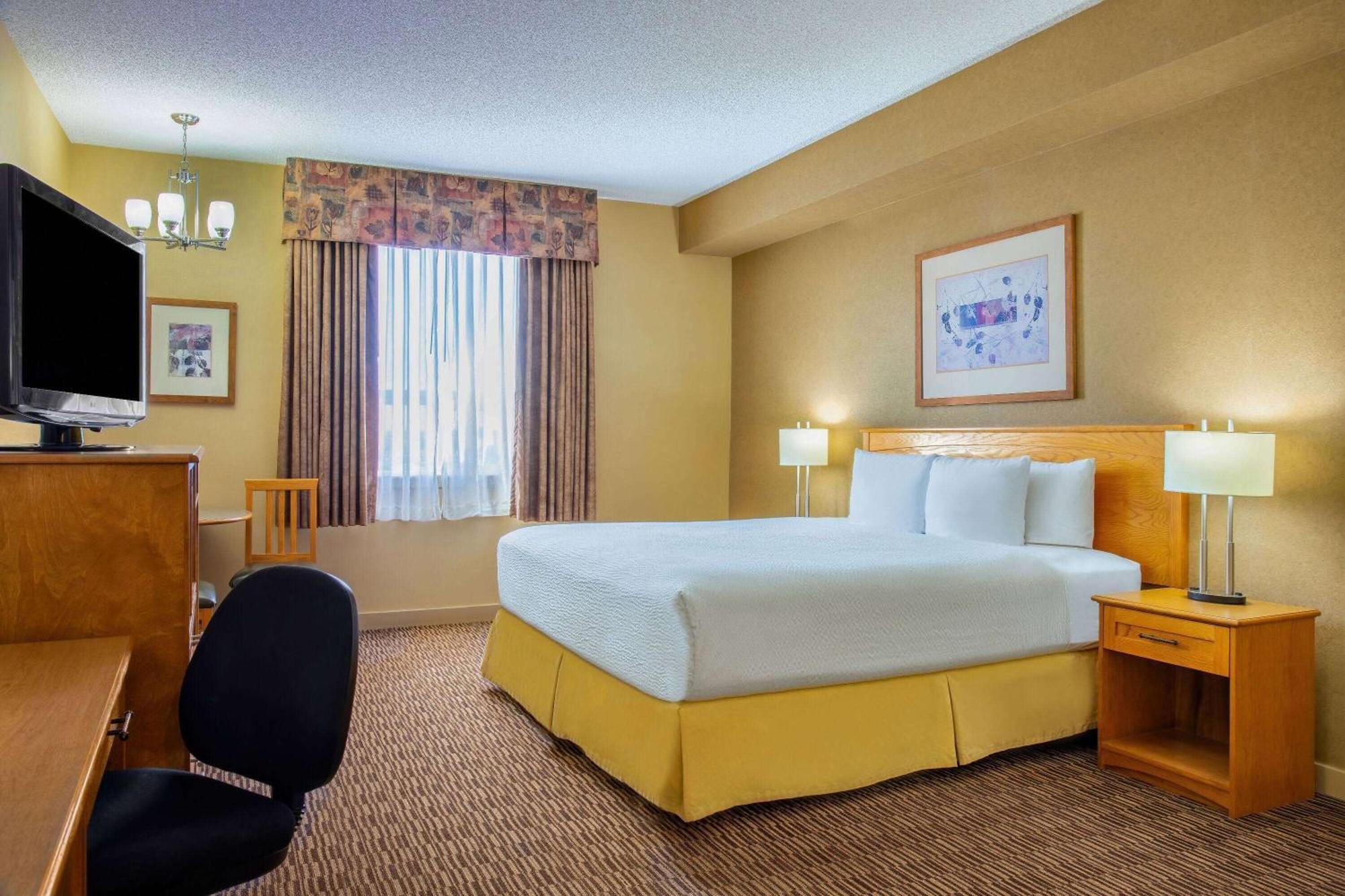 Hotel Days & By Wyndham West 3*