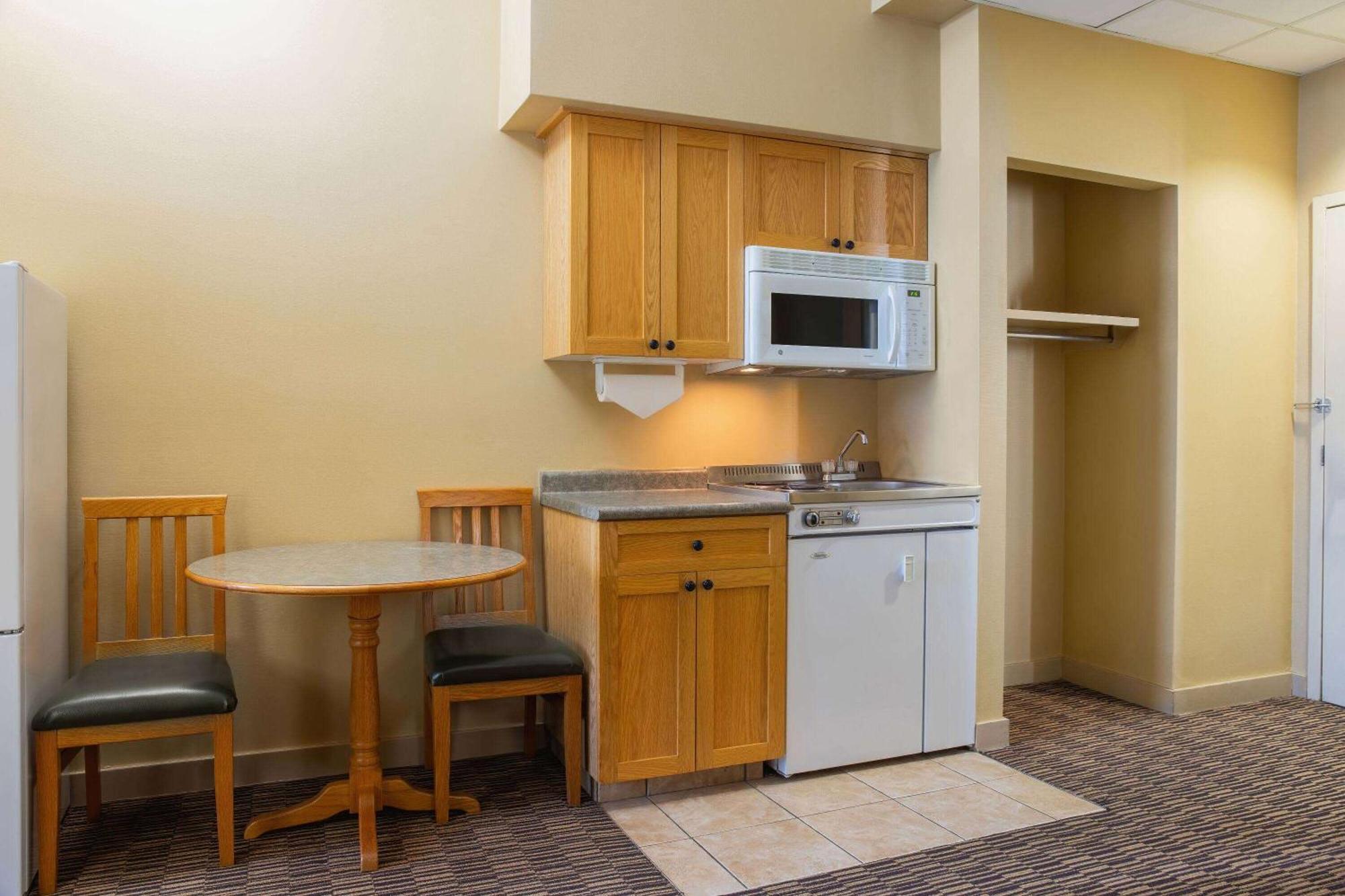 Days & By Wyndham West 3*