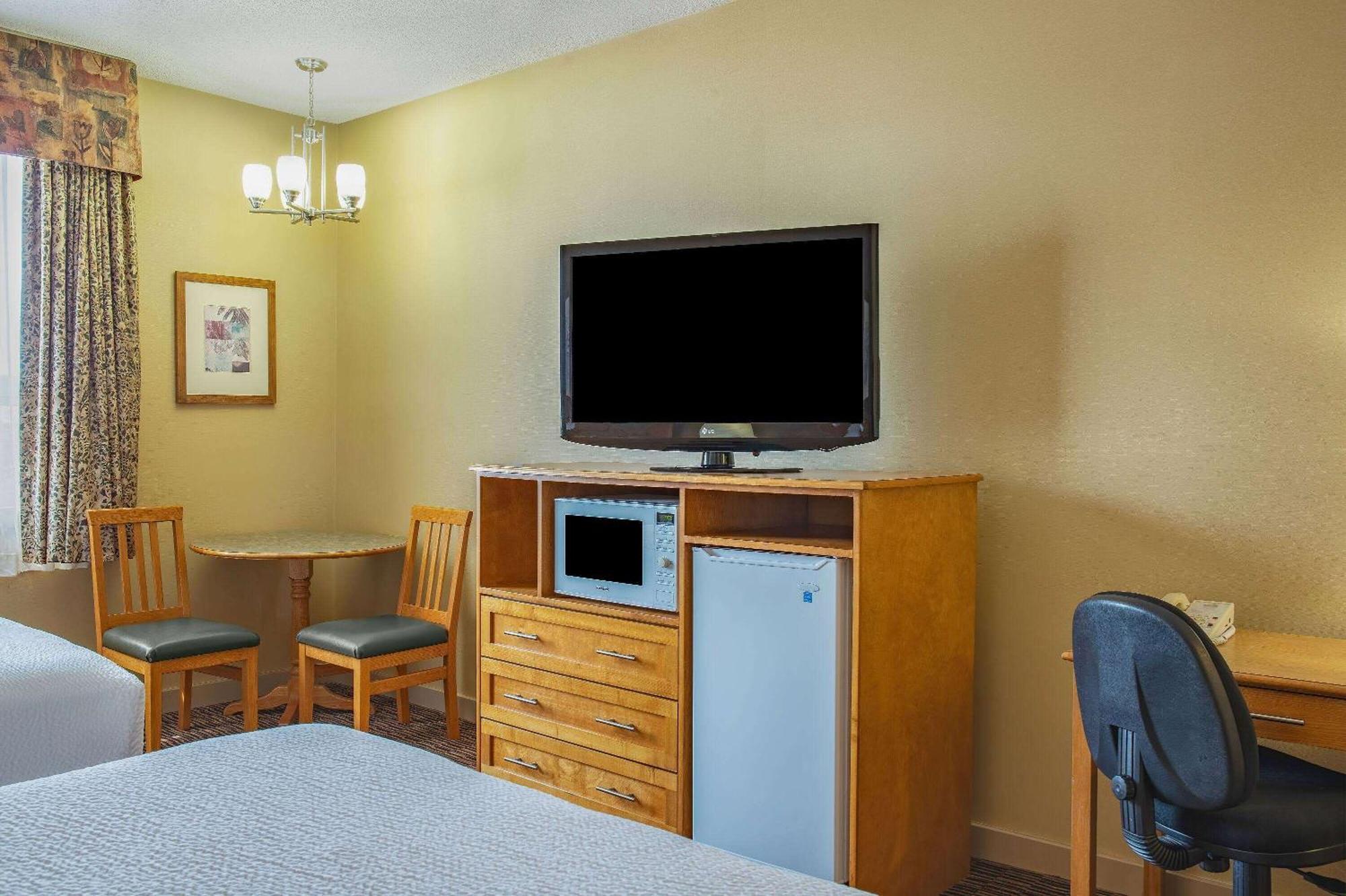 Days & By Wyndham West Edmonton