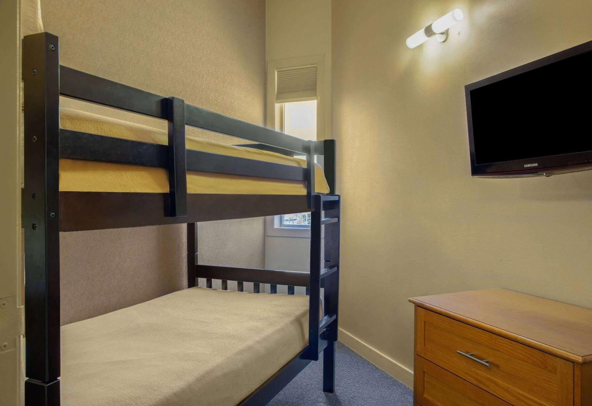 Days & By Wyndham West Hotel Edmonton