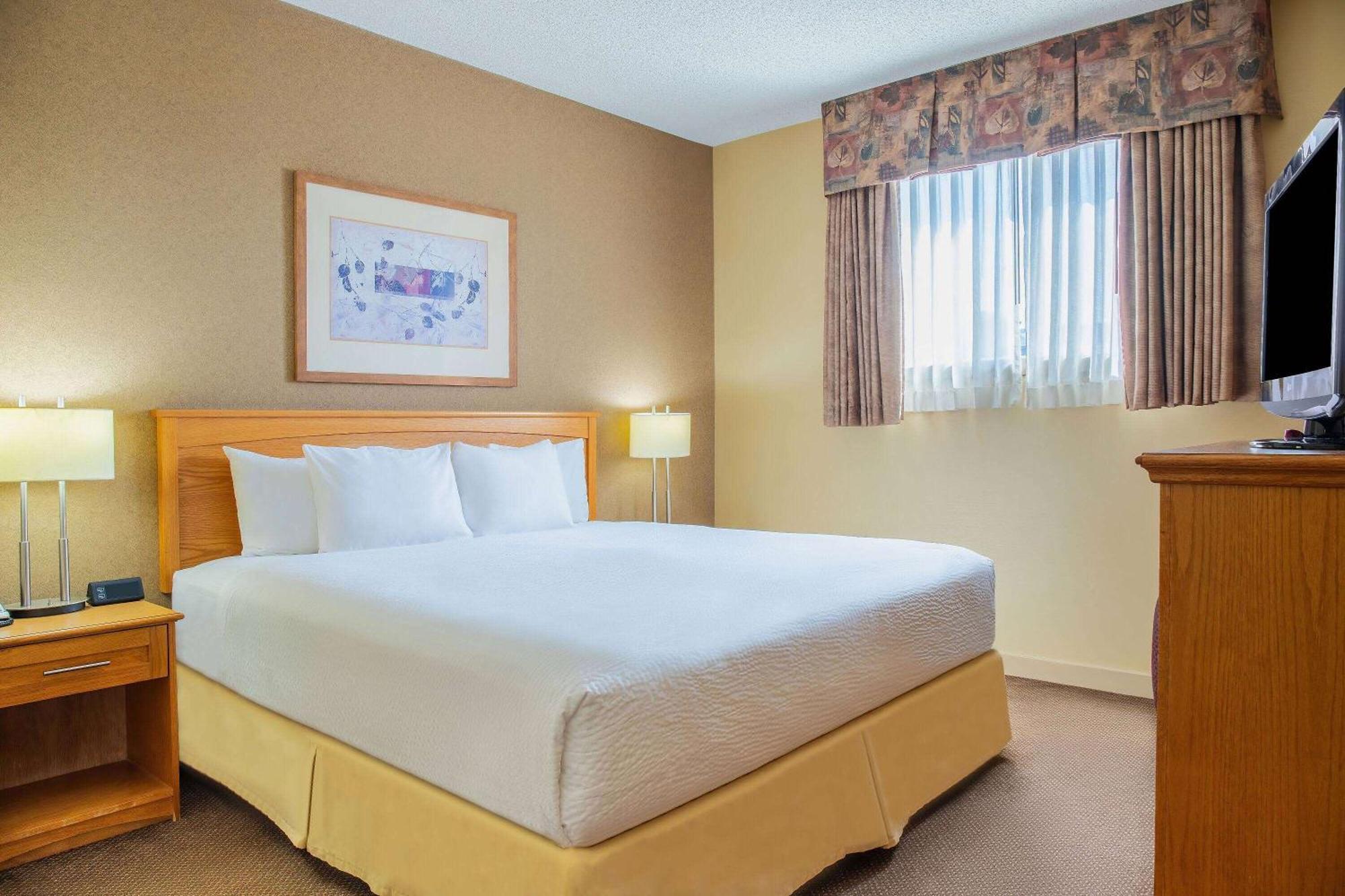 Days & By Wyndham West Hotel