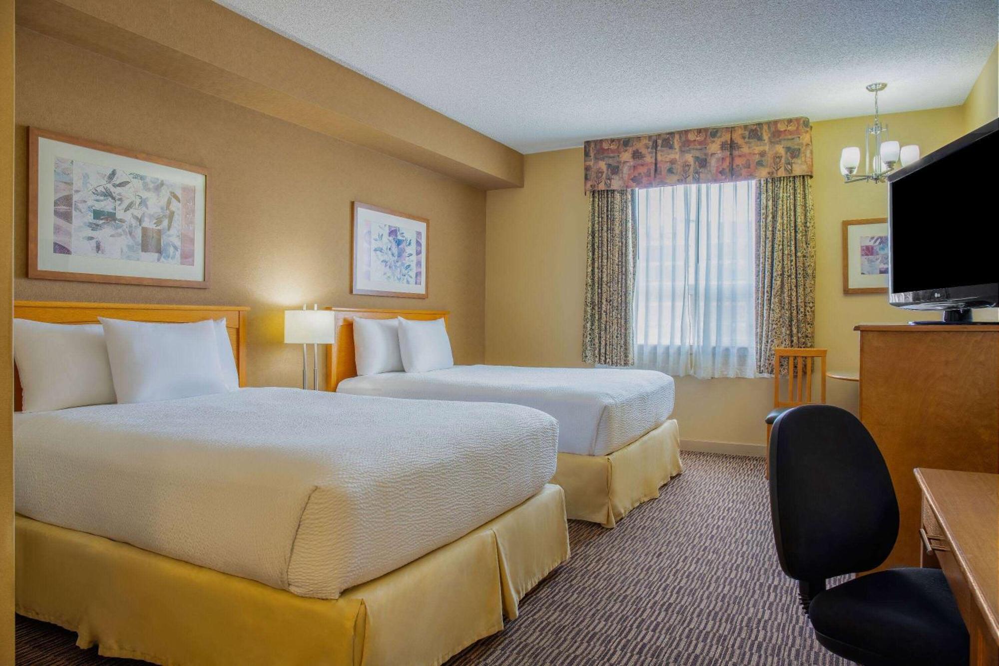 Days & By Wyndham West Hotel