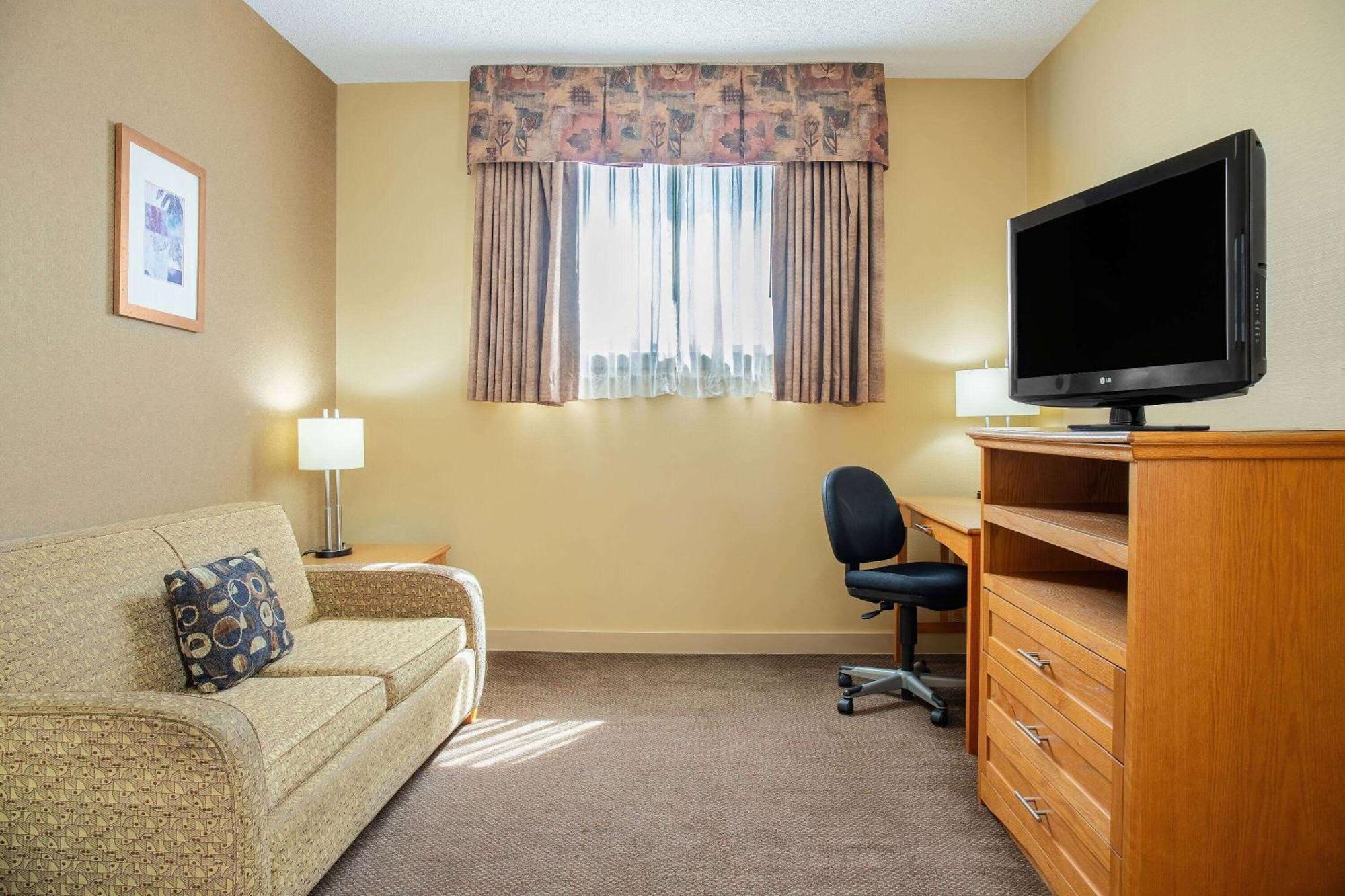 Hotel Days & By Wyndham West 3*