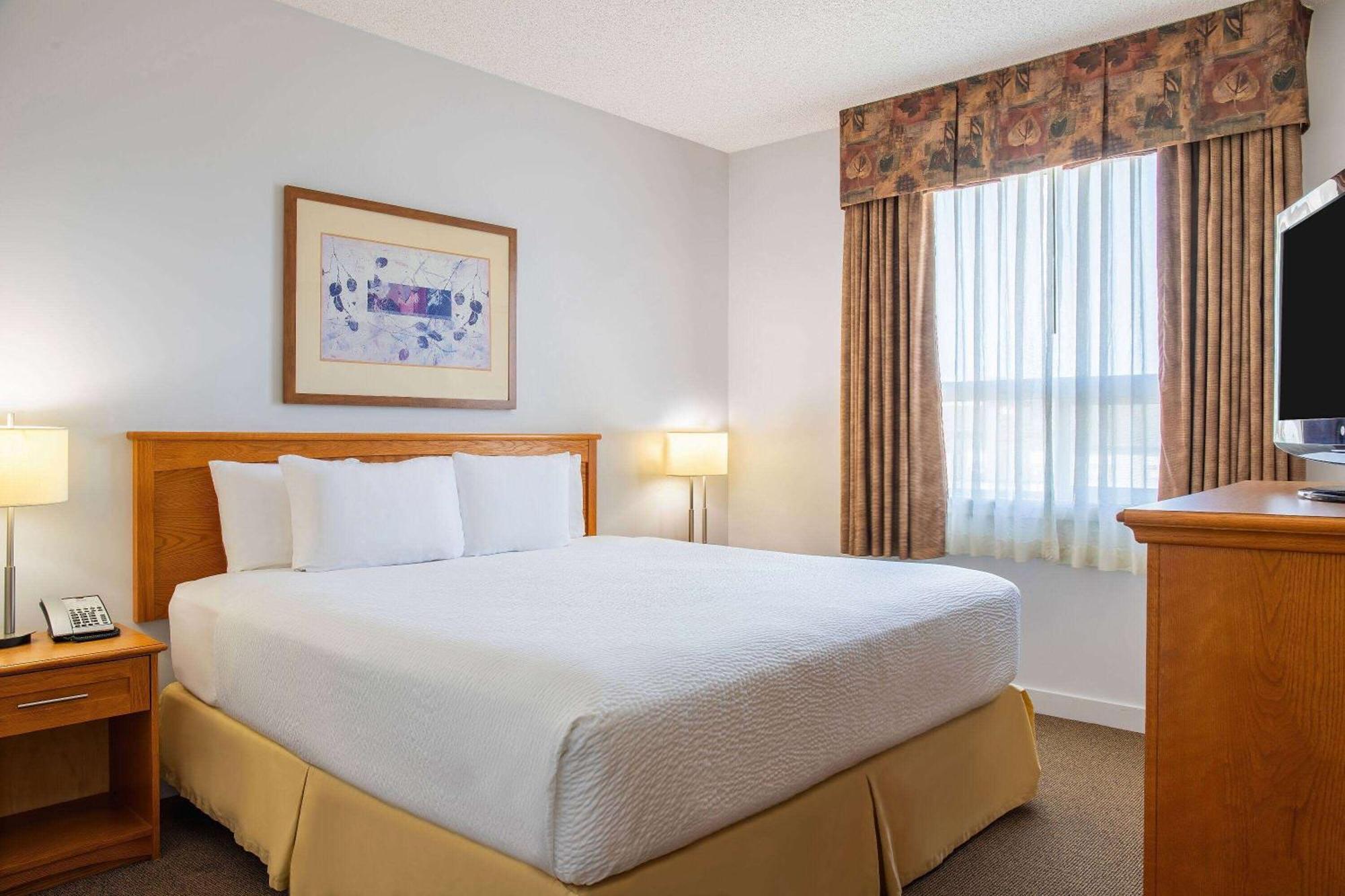 Days & By Wyndham West Hotel Edmonton