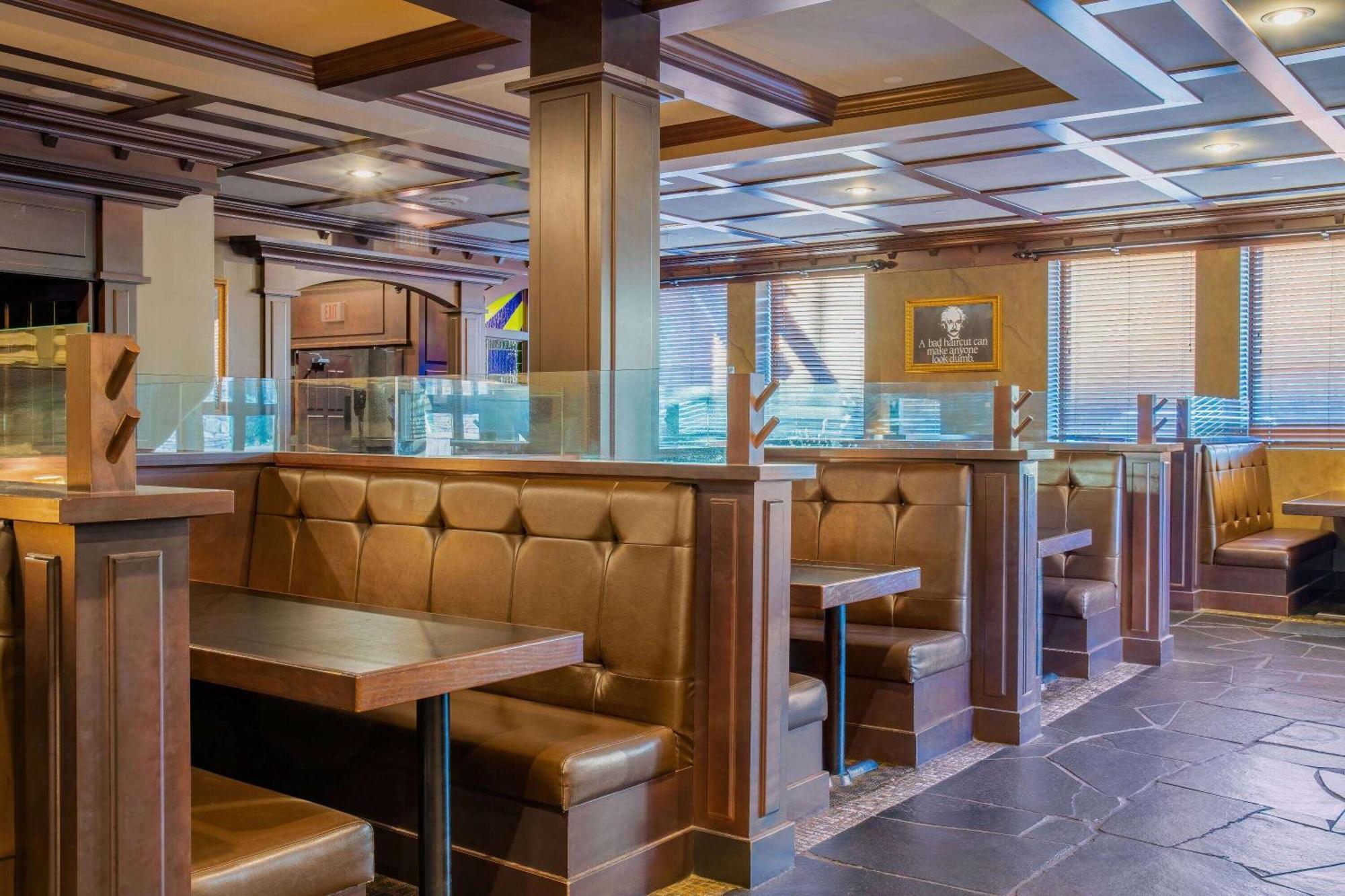 Days & By Wyndham West Hotel Edmonton