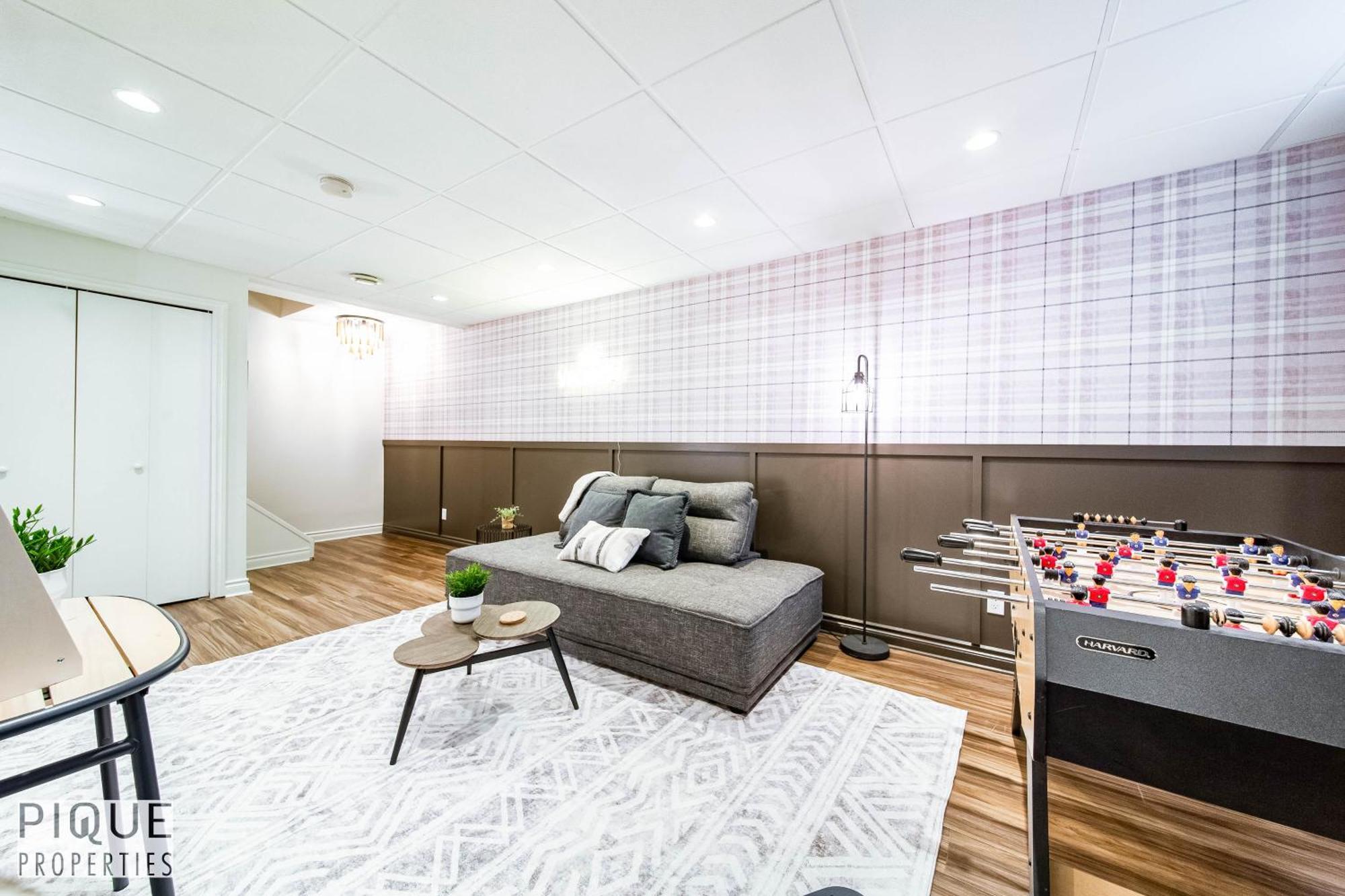 5 Bedroom Nordic Home, Pet Friendly, Garage, Wifi, Foosball! Holiday home Edmonton