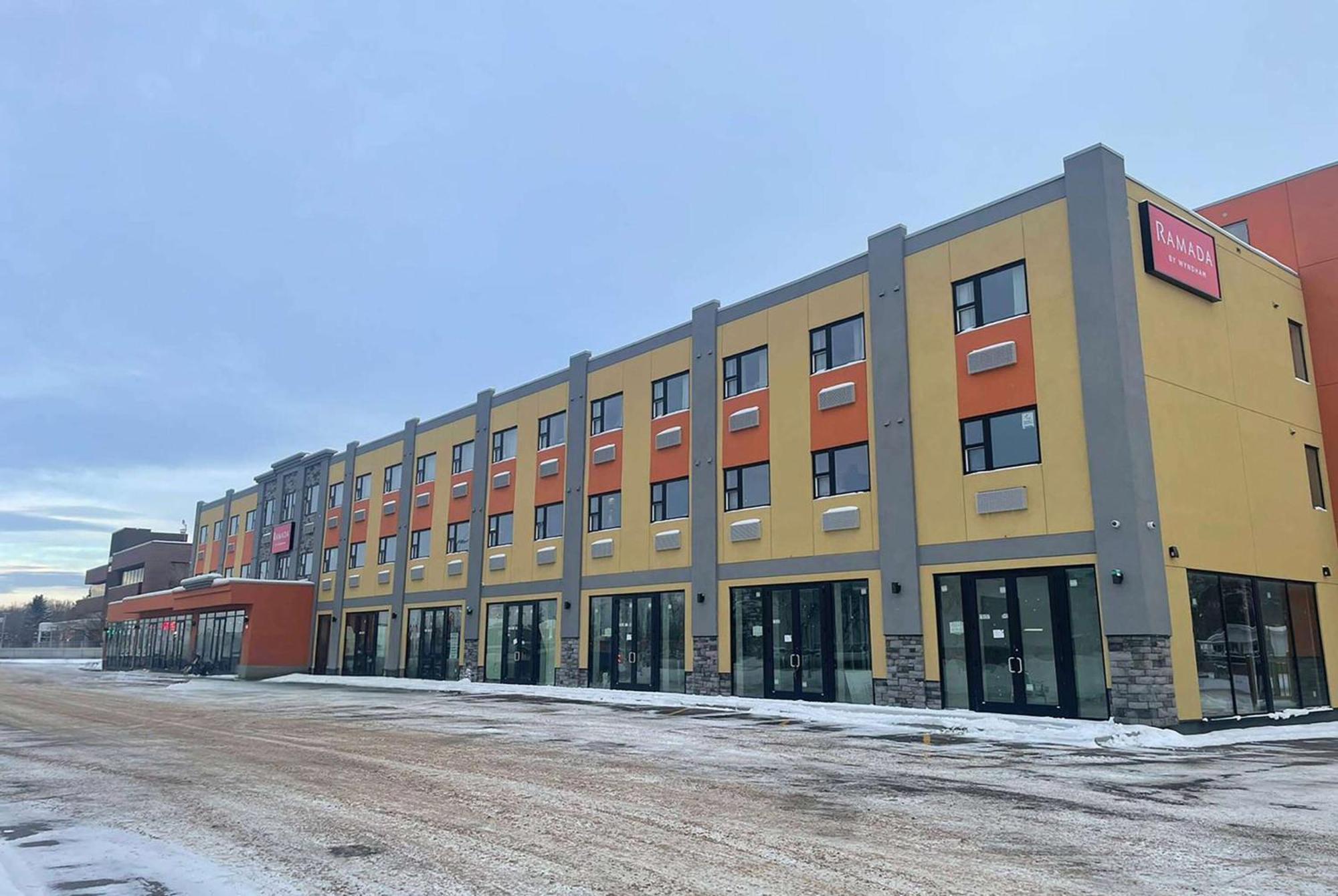 Hotel Ramada By Wyndham West & 3*
