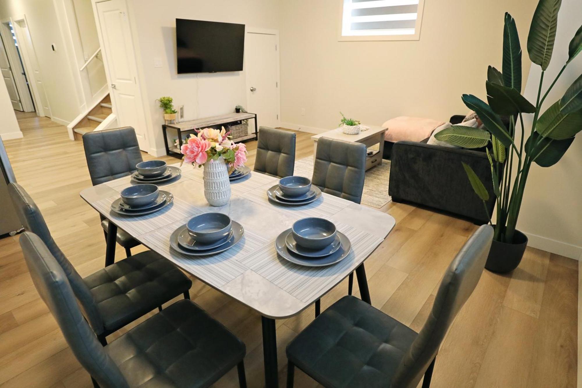 Downtown King Beds,long Stays,disney+ Holiday home Edmonton