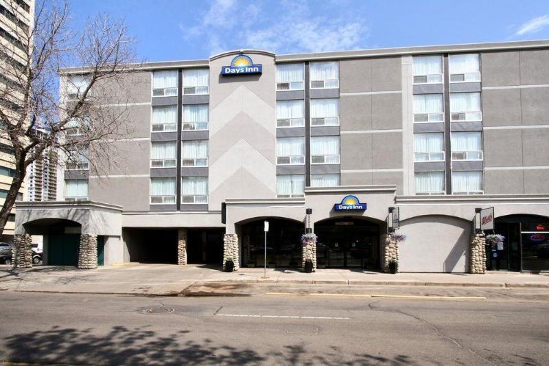 Days & By Wyndham West Hotel