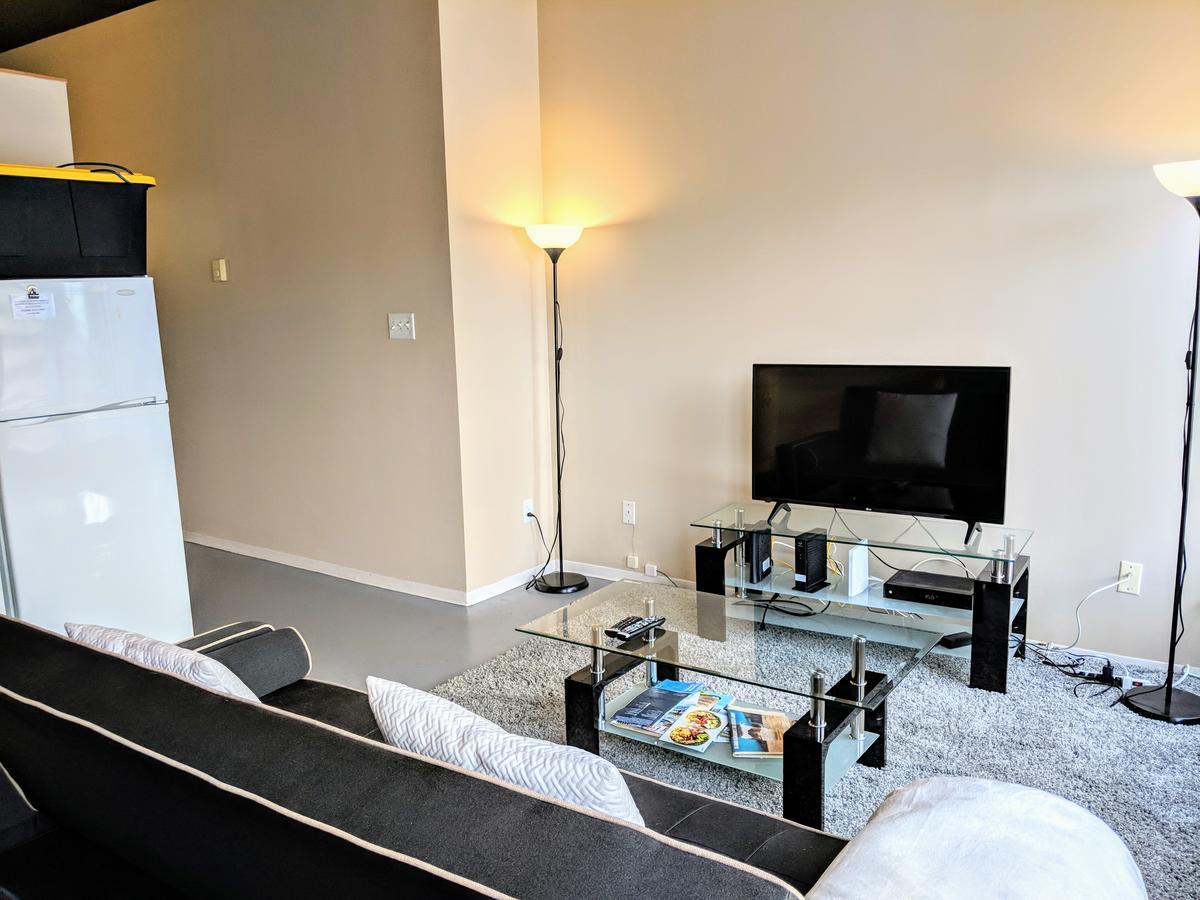 Modern Downtown Loft Near Rogers Place,shaw Conf Apartment