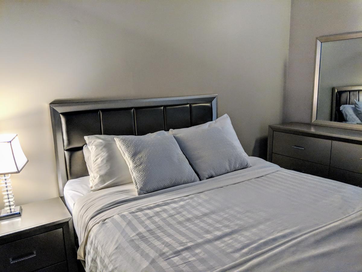 Apartment Modern Downtown Loft Near Rogers Place,shaw Conf Edmonton