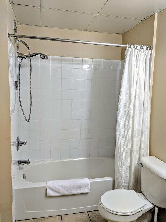 Modern Downtown Loft Near Rogers Place,shaw Conf Apartment