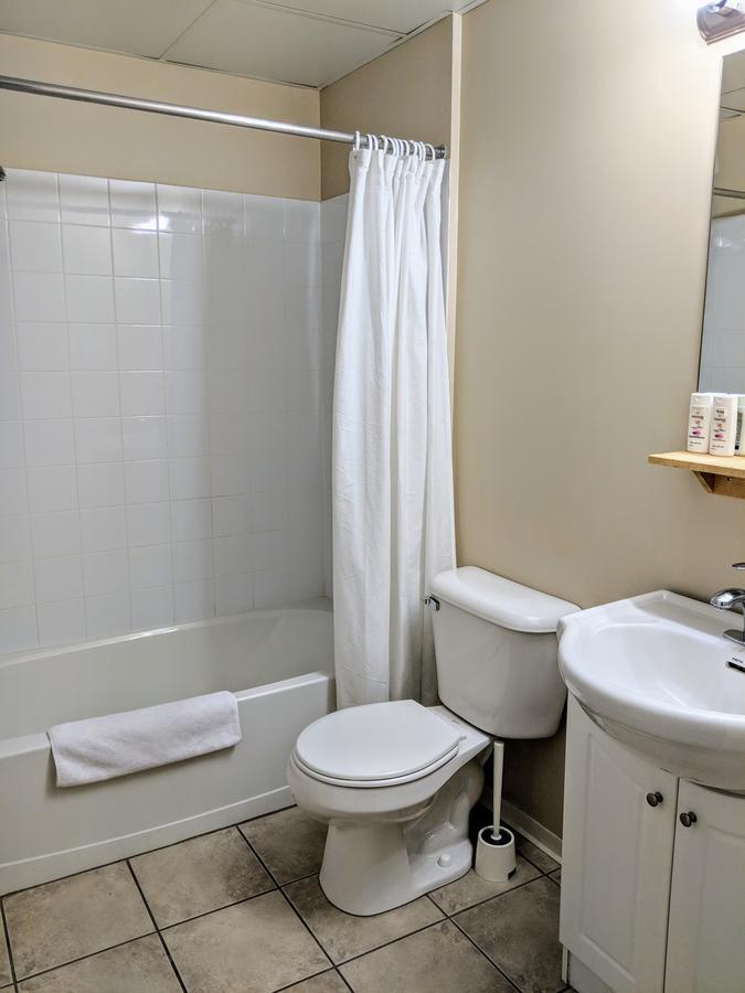 Modern Downtown Loft Near Rogers Place,shaw Conf Apartment *