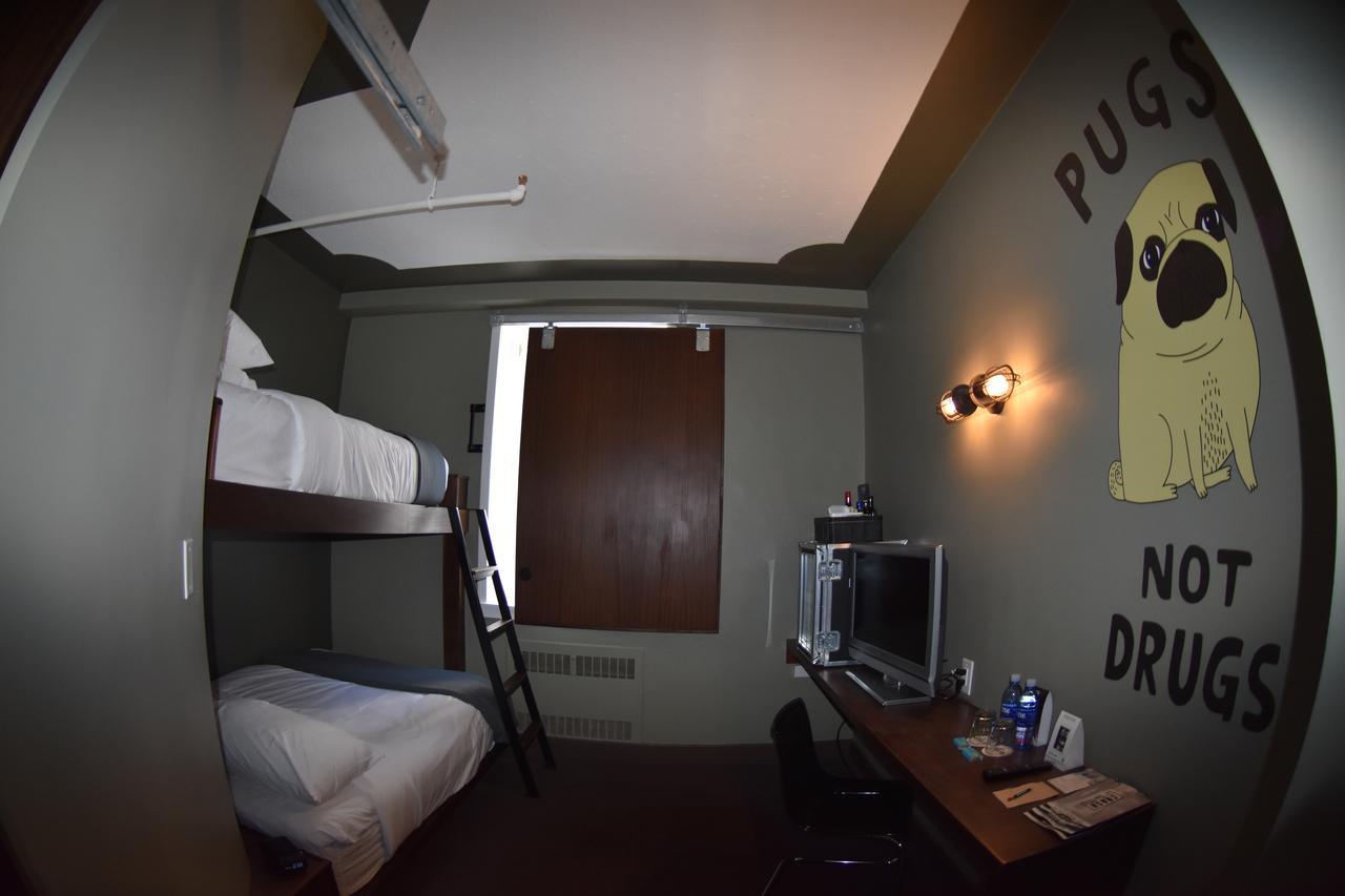 Hotel Crash Downtown 2*