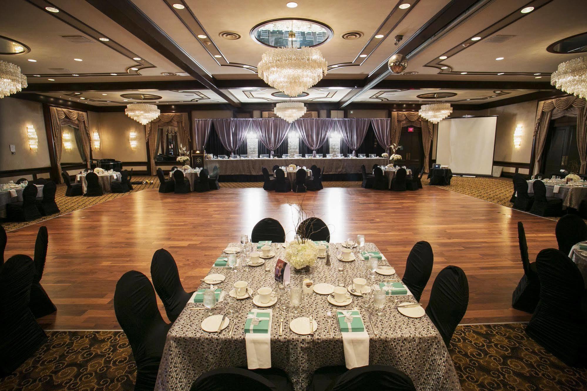 Chateau Lacombe 4* Edmonton