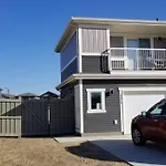 Grey Havens Laneway Home With Ac And Garage Near Wem